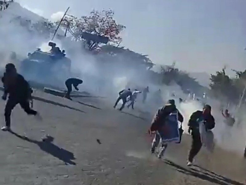 Normalistas y policías se enfrentan en Tuxtla Gutiérrez.