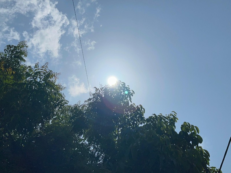 Norte veracruzano bajo calor intenso y lluvias dispersas