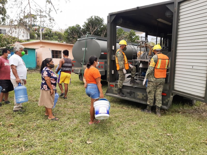 Norveracruzanos damnificados  piden agua potable; instalan purificadoras móviles