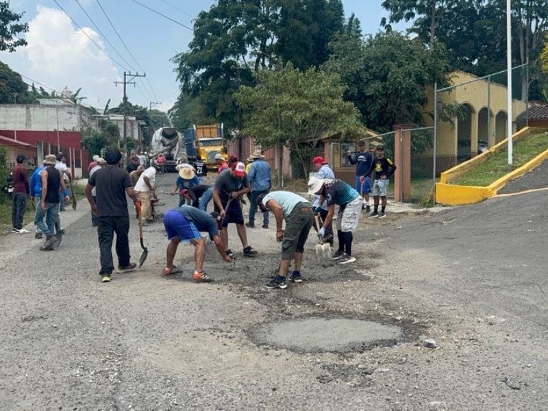 “Nos dejaron solos”: vecinos de Coatepec reparan con sus recursos carretera abandonada