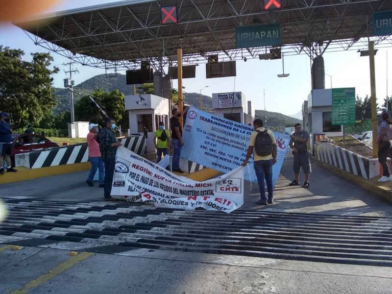 Magisterio también protesta por salarios en casetas de peaje