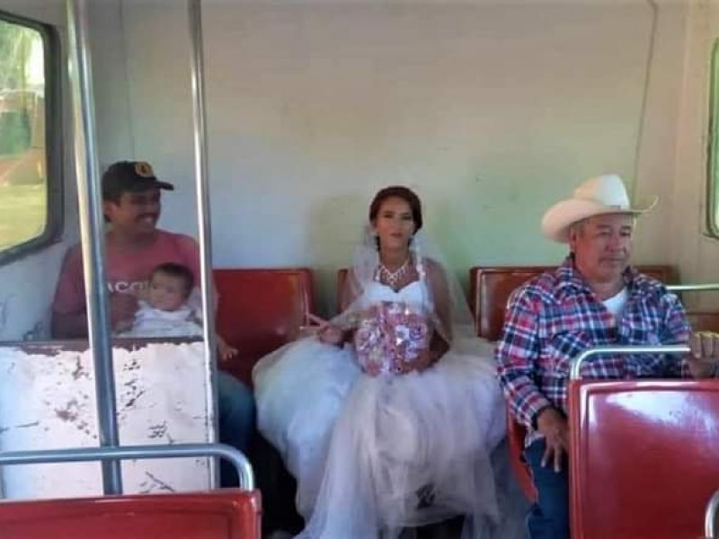 Novia cajemense se va en camión a su boda
