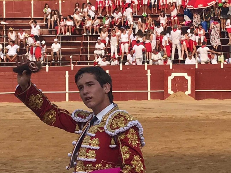 Novillero Lagunero triunfa en España