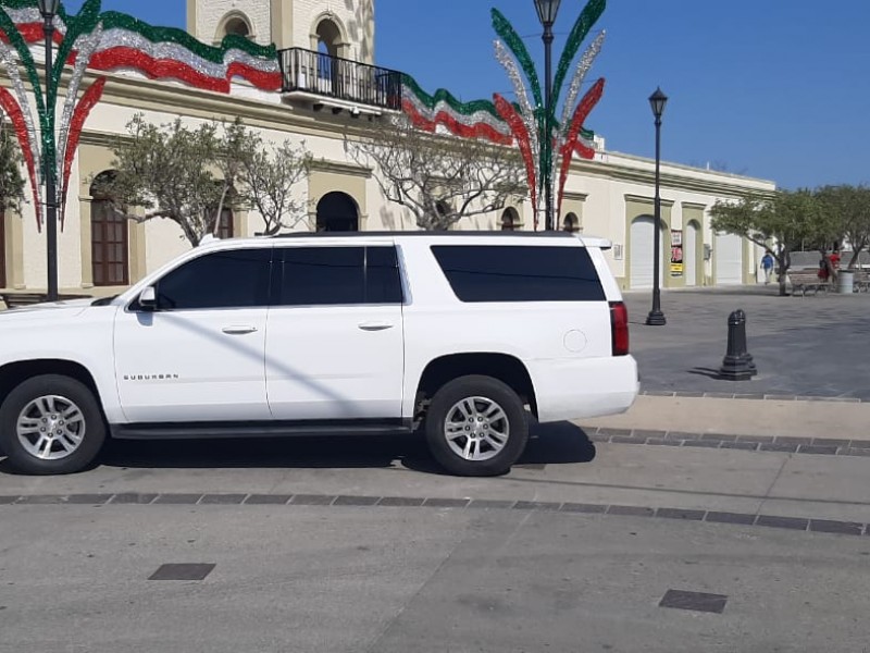 Nueva camioneta de lujo traslada a alcaldesa de Los Cabos