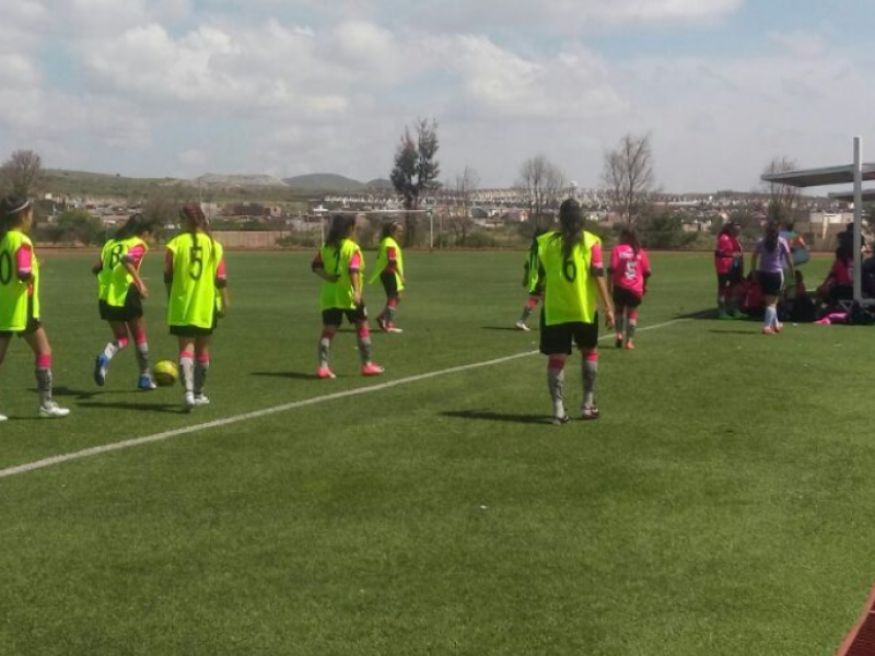 Debuta selección femenil de Mineros