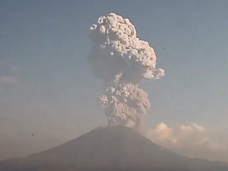 Nueva explosión del Popocatépetl genera 3.5km de fumarola