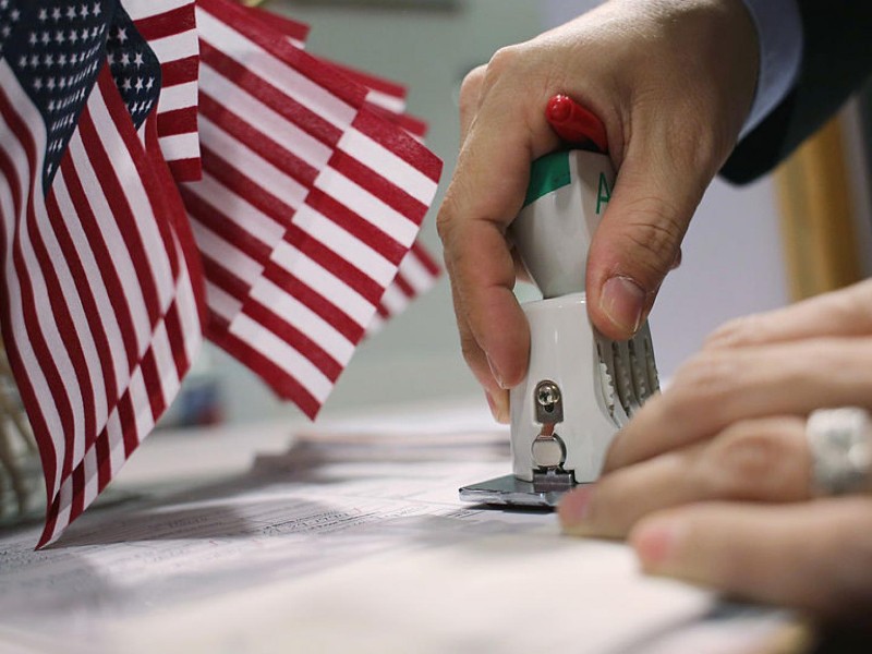 Nueva suspensión migratoria de Trump enciende alertas por posible discriminación