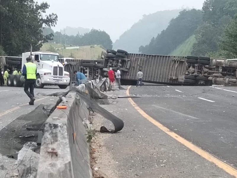 Nueva volcadura en la Xalapa-Perote