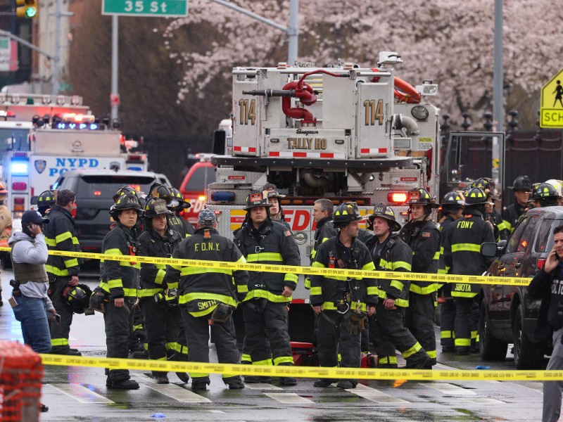 Nueva York busca al hombre que abrió fuego en metro
