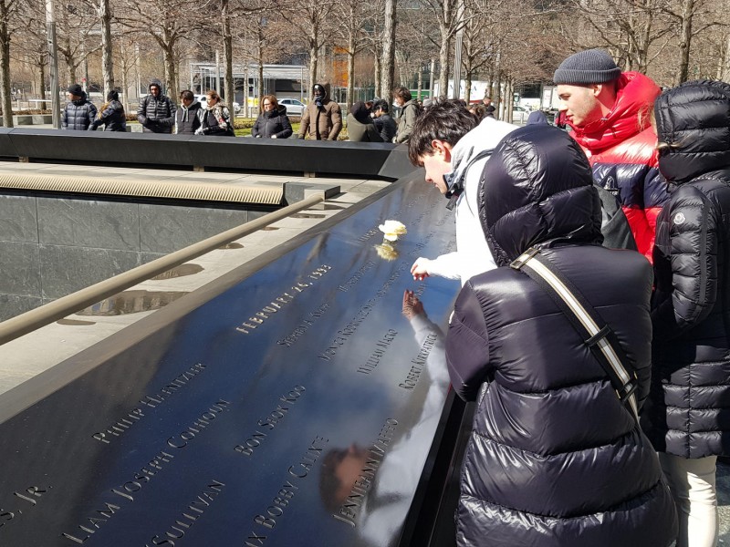 Nueva York conmemora 30 años de atentado previo al 11-S.