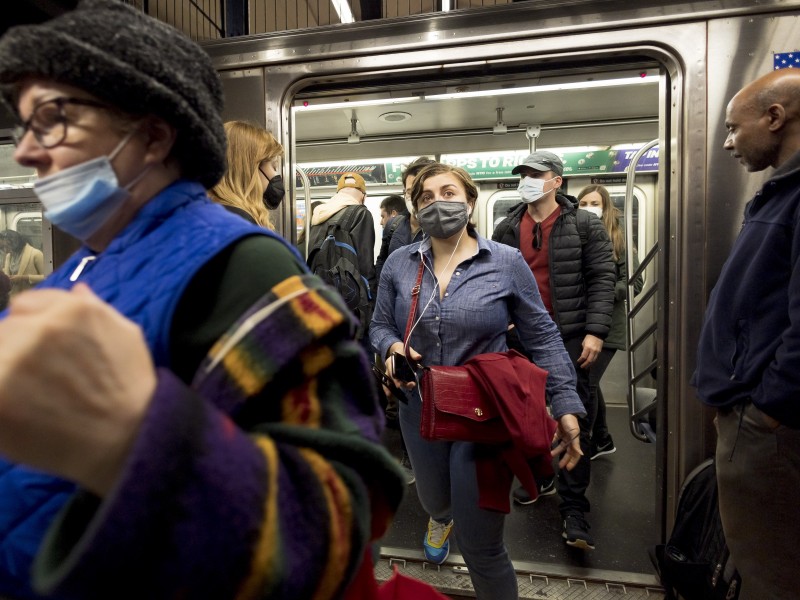 Nueva York pide volver al uso del cubrebocas en público