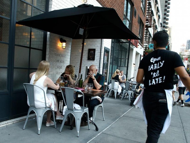 Nueva York prohíbe las comidas al interior de restaurantes