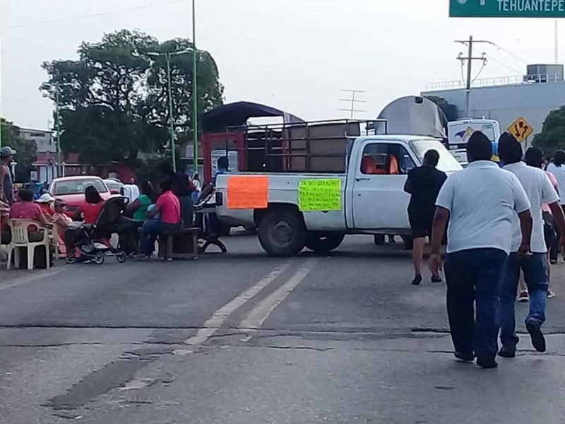 Nuevamente bloquean puente de fierro