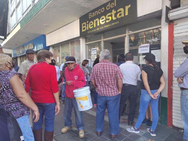 Nuevamente largas filas y desorden para cobrar pensión del bienestar