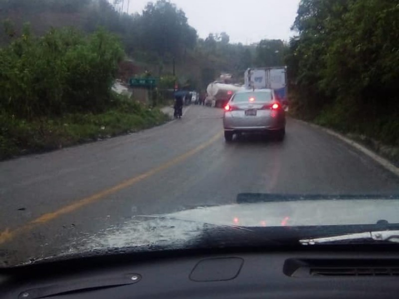 Nuevamente pobladores de Oxchuc activan bloqueos carreteros