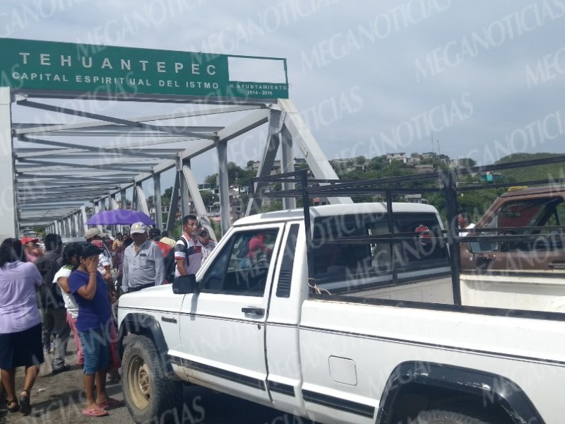 Nuevamente toman el puente de fierro tehuano