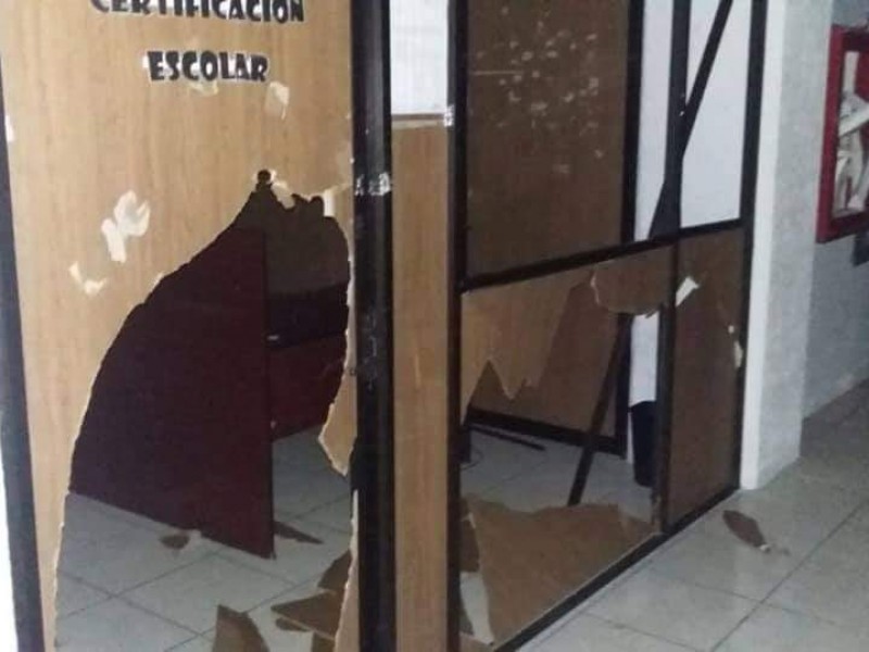 Nuevamente vandalizan oficinas de educación