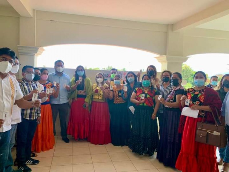 Nuevas autoridades municipales de Oaxaca reciben acreditaciones; van 53 municipios
