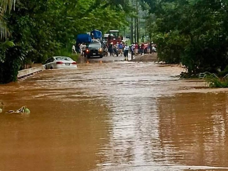 Nuevas inundaciones en el sur de Veracruz; un auto fue arrastrado