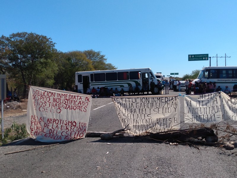 Nuevo bloqueo en el Istmo, protestan docentes por despido injustificado