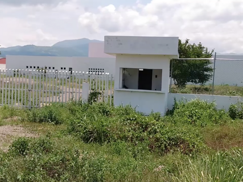 Nuevo hospital de Petatlán rodeado de maleza