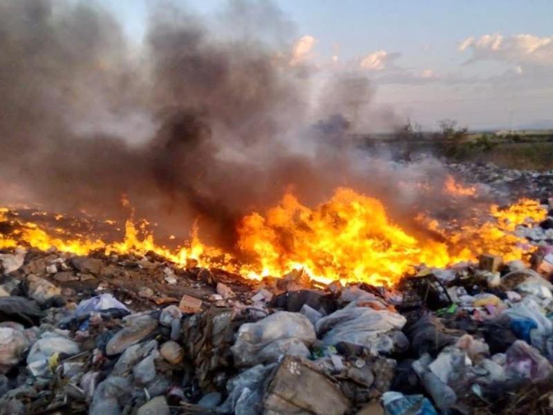 Nuevo incendio en basurón clandestino alerta a Bomberos de Guamúchil