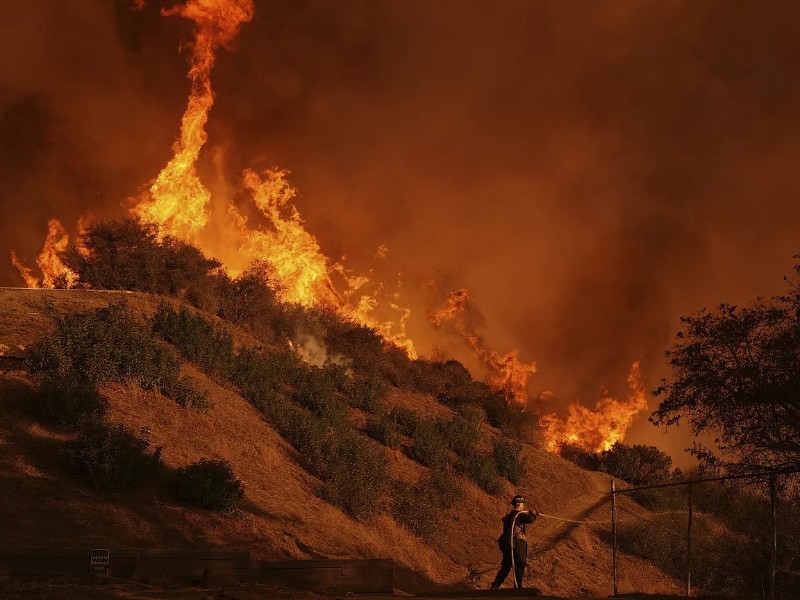 Nuevo incendio forestal en California pone en alerta a residentes