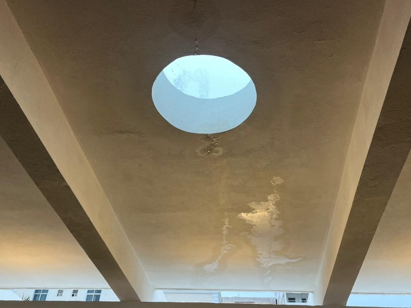 Nuevo Mercado de Artesanías presenta grietas y filtraciones por lluvia