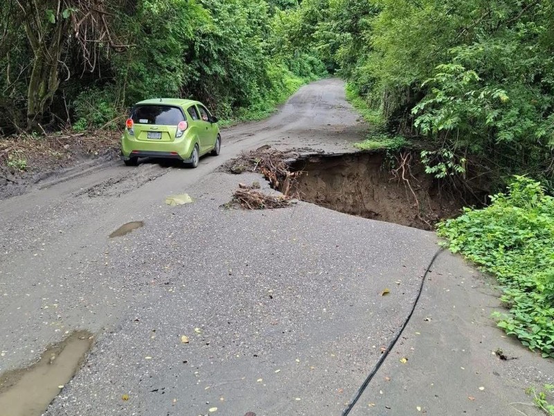 Nuevo socavón afecta camino en la sierra de Coyuca