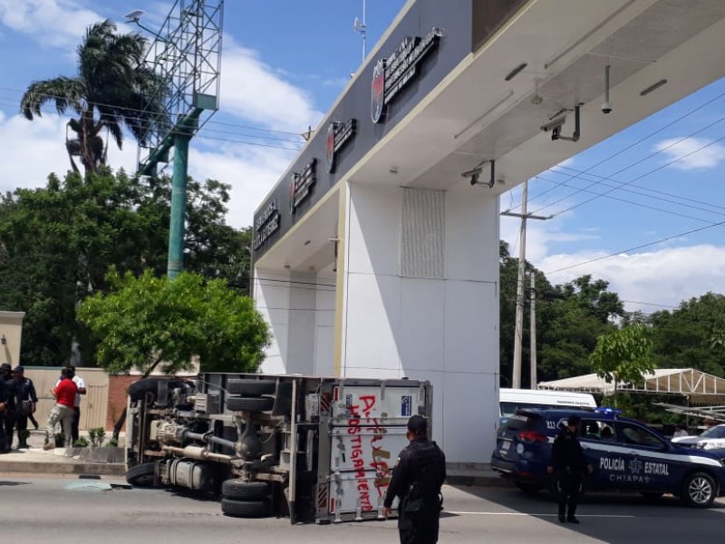 Nuevos actos vandálicos de normalistas en Tuxtla