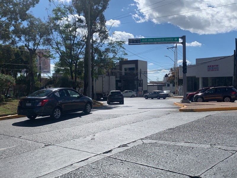 Nuevos semáforos descontrolan a conductores en la glorieta Universidad.