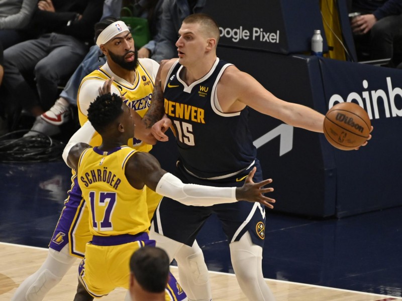 Nuggets pone contra las cuerdas a los Lakers