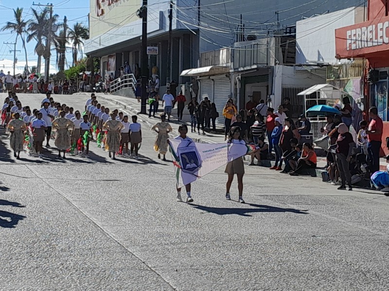 Nutrido desfile del 20 de Noviembre en Cabo San Lucas