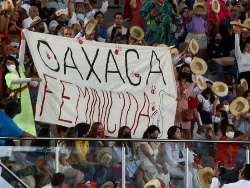 “Oaxaca Feminicida”; saxofonista María Elena Ríos protesta en la Guelaguetza