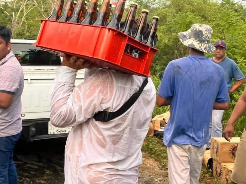 Oaxaca: Vuelca tráiler con cervezas y pobladores hacen rapiña