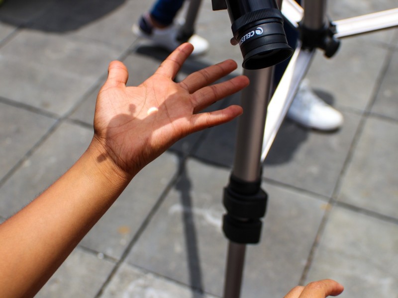 Oaxaqueños participan y se maravillan al observar eclipse solar