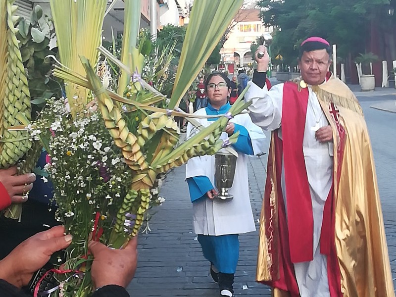 Obispo inicia semana santa con bendición de ramos