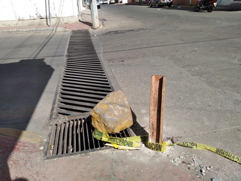 Objeto obstruye vialidad en calles Ejido y Belisario Domínguez