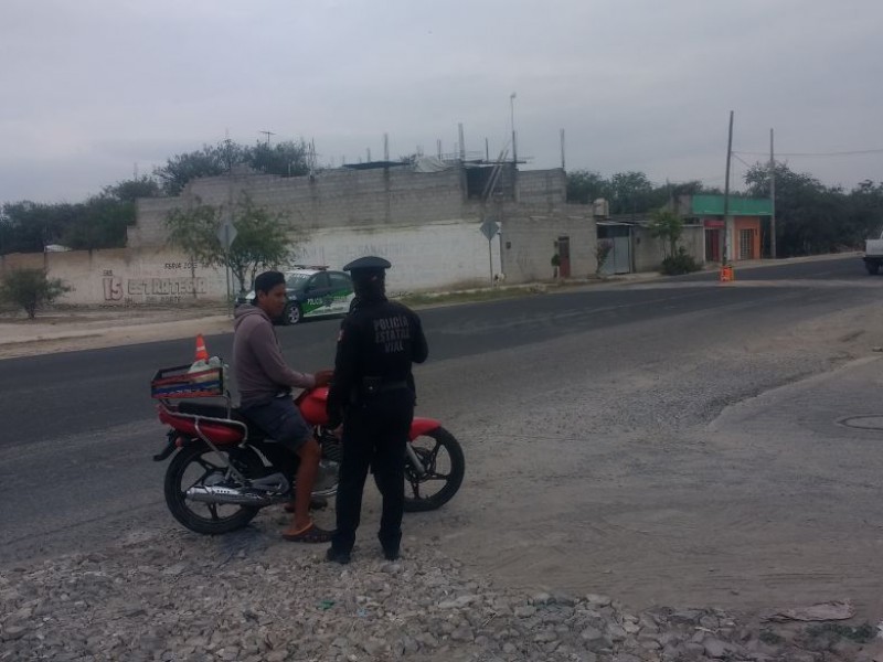 Obliga policía vial a usar cascos a motociclistas