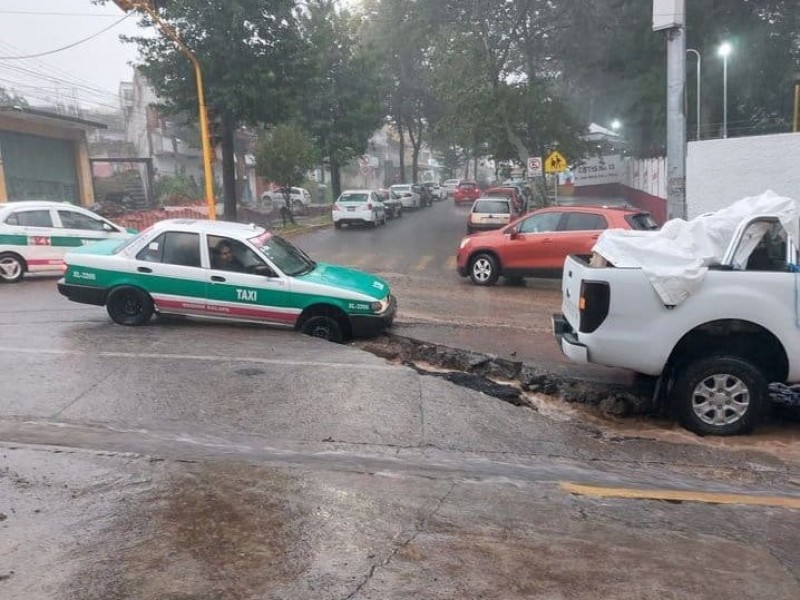 Obra de CMAS Xalapa provoca percances viales