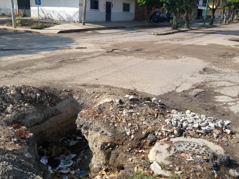 Obra en abandono un peligro para transeúntes