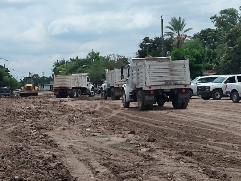 Obra en arroyo Los Becos, divide los habitantes