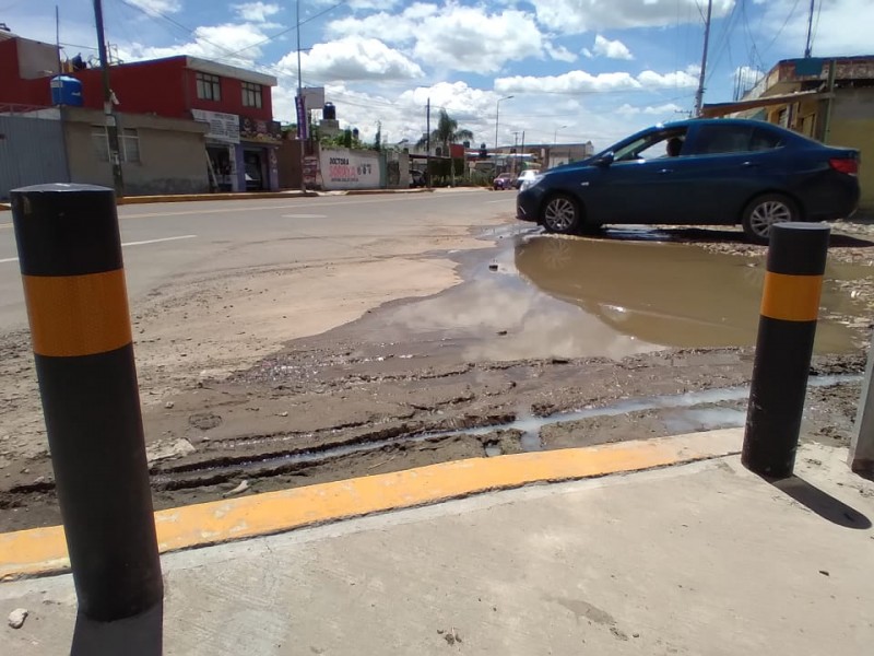 Obra mal ejecutada en calle a Castillotla afecta a vecinos