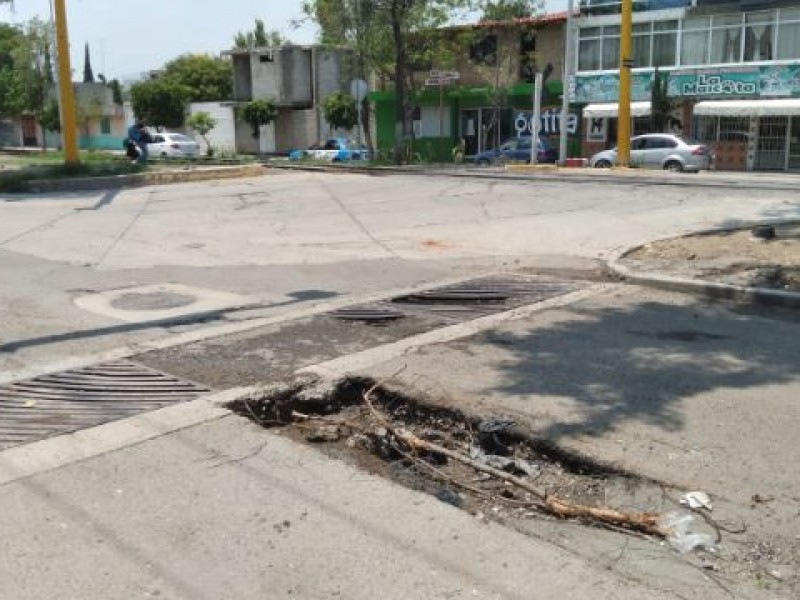 Obra recién hecha en Vía Puebla presenta hundimiento y baches