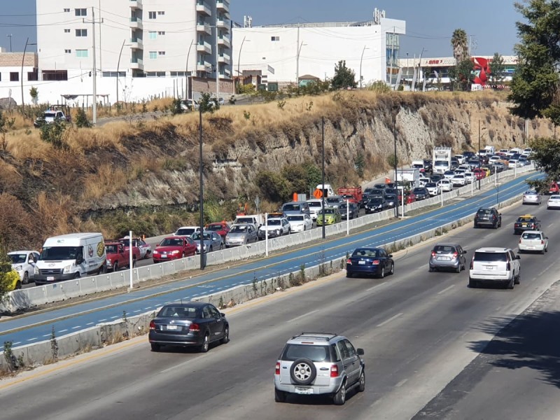 Obras en Periférico Ecológico desquician tráfico en horas pico