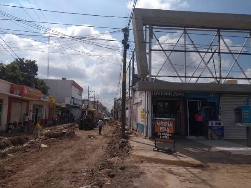 Obras estatales avanzan lento por falta de pago