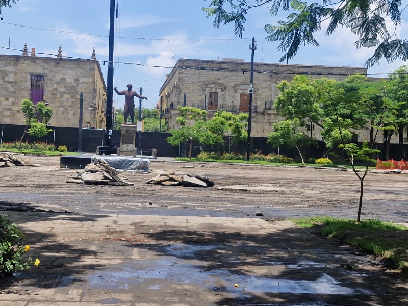 Bajan ventas en negocios por obras de Plaza Liberación