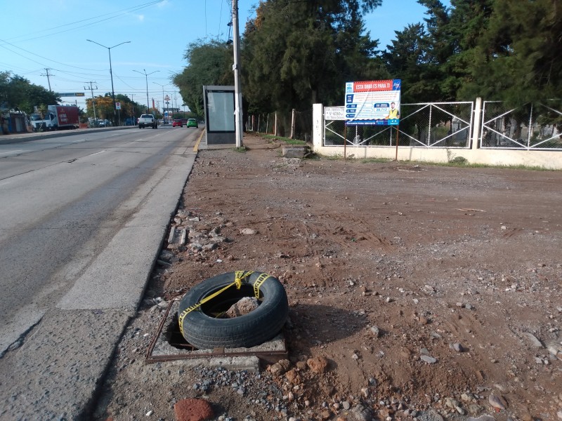 Obras públicas y registro averiado generan riesgos en calle Marta