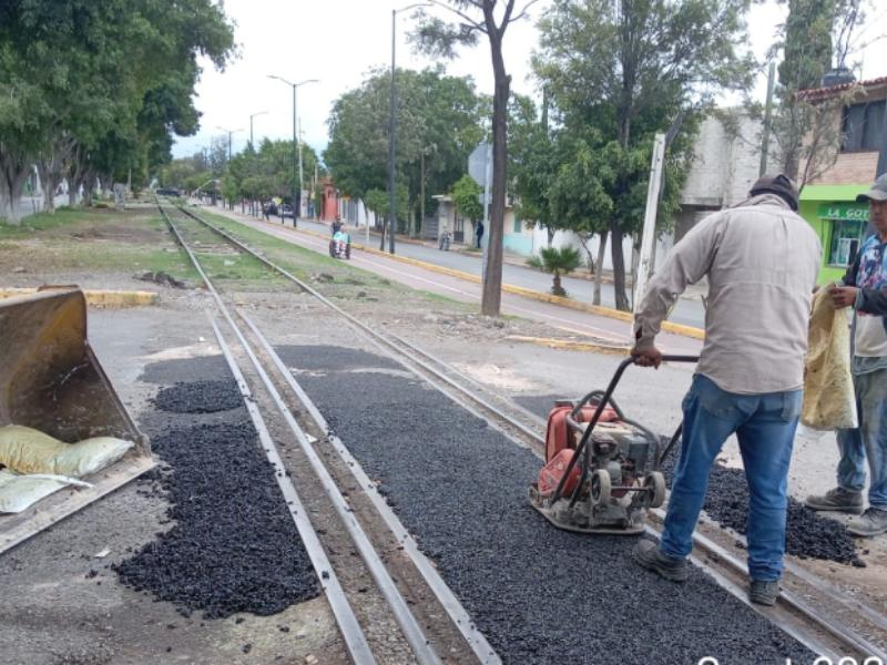Obras públicas reparan cruce de Vía Puebla y 4 poniente