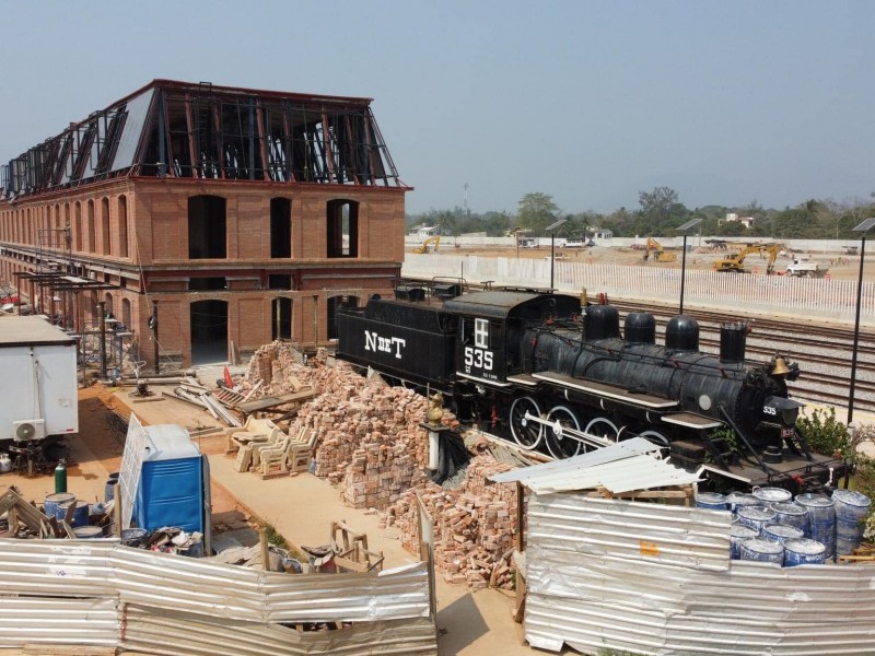 Obrero cae de construcción del museo del ferrocarril